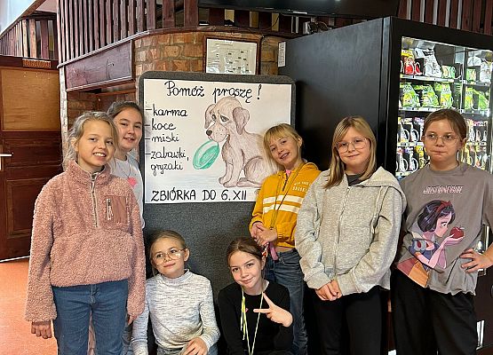 Dziewczynki przy plakacie