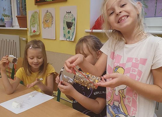 dzieci robią ekologiczne karmiki