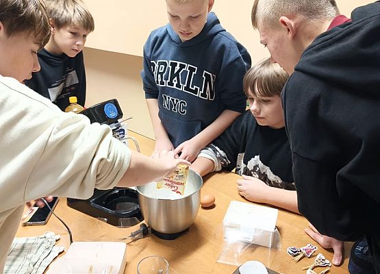 chłopcy odmierzają składniki