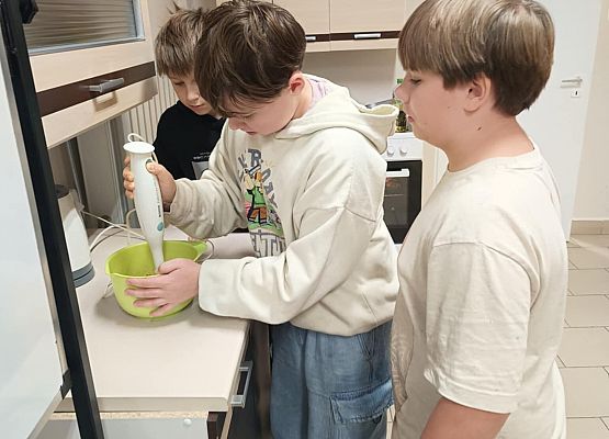 chłopcy blendują truskawki