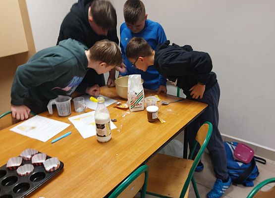 chłopcy patrzą do miski