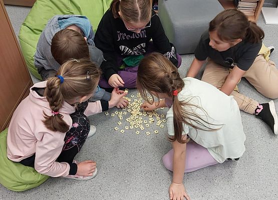 uczniowie układają Scrabble