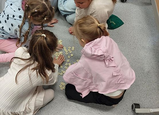 dziewczynki układają Scrabble
