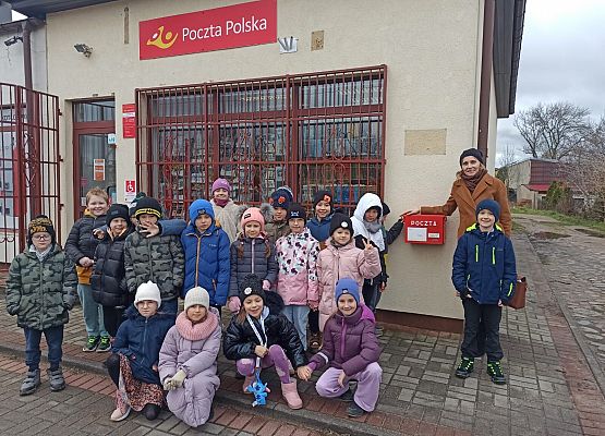 pani Dorota z uczniami z klasy 2a