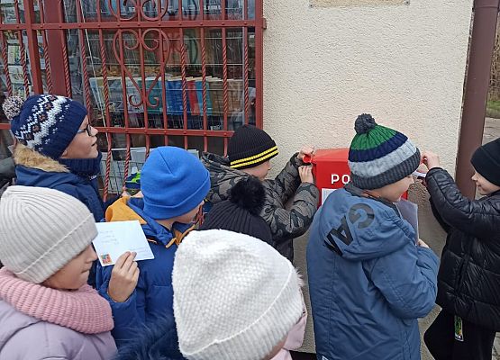 uczniowie pod pocztą