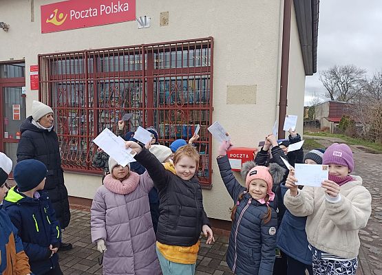 uczniowie ze swoimi listami