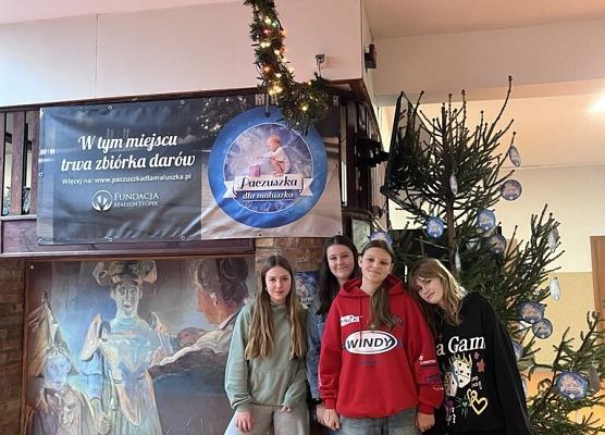 Uczniowie pozują do zdjęcia przy choince