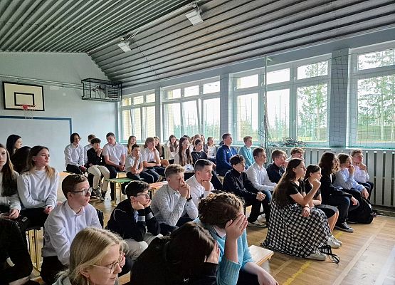 uczniowie klasy 8 słuchają