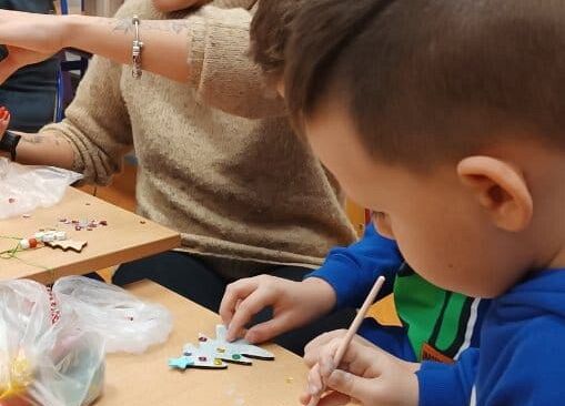 mama z synem wykonuje ozdoby