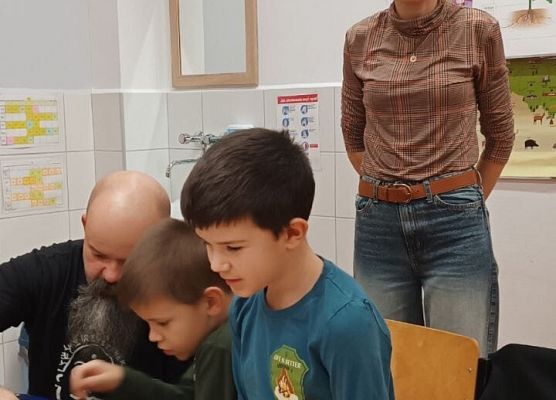 pani przygląda się co się dzieje