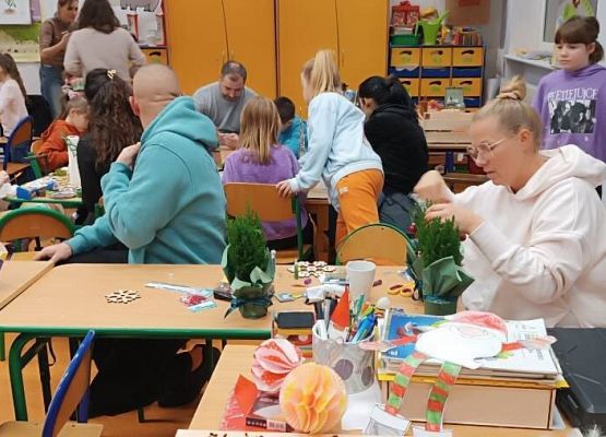 rodzice wspólnie z dziećmi wykonują ozdoby