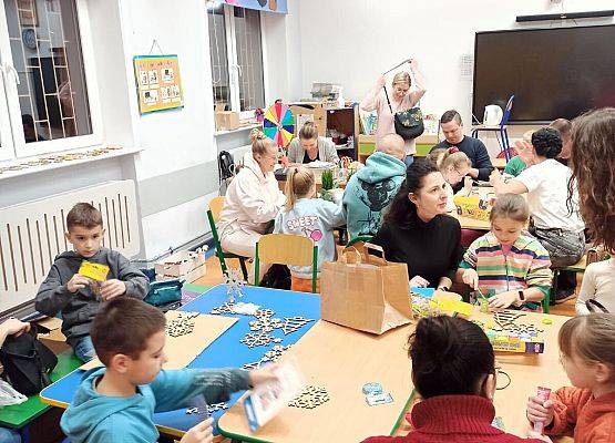 rodzice i dzieci pracują nad ozdobami