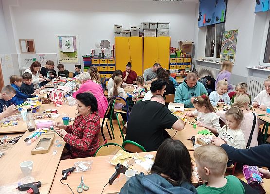 rodzice i dzieci wykonują ozdoby świąteczne