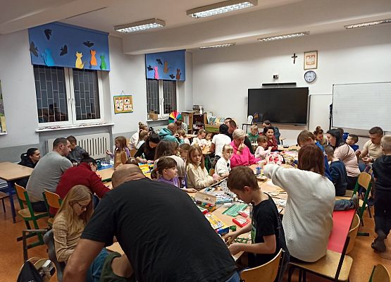 rodzice i dzieci wykonują ozdoby