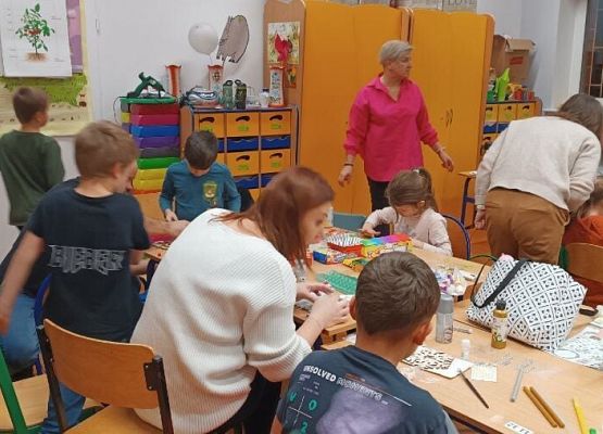 wspólna praca rodziców z dziećmi przy ozdobach