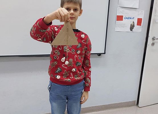 chłopiec trzyma trójkąt