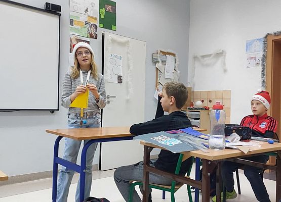 dziewczynka trzyma żółty trójkąt