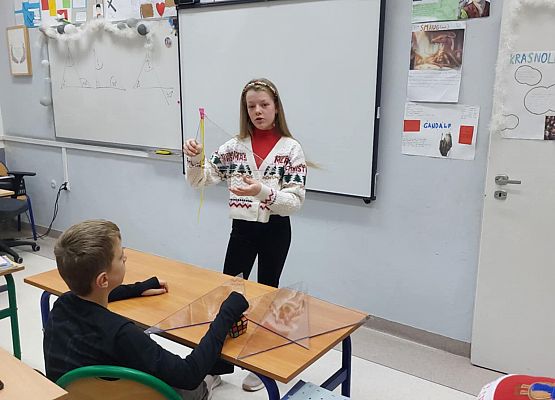 dziewczynka trzyma trójkąt