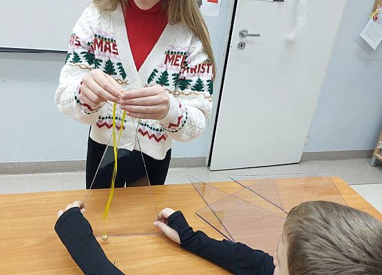 dziewczynka zaznacza wysokość