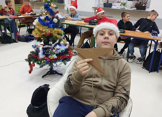 chłopiec z trójkątami