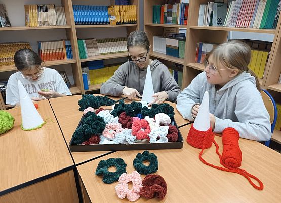 dziewczynki szydełkują łańcuszek