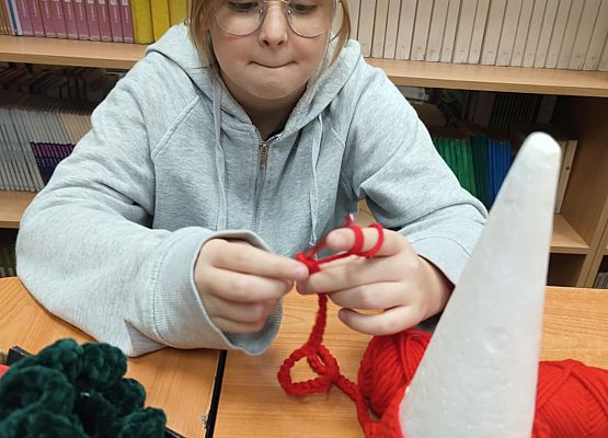 Julia robi czerwoną choinkę