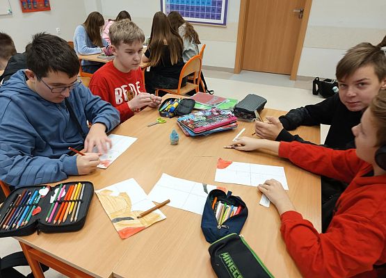 chłopcy pracują w grupie