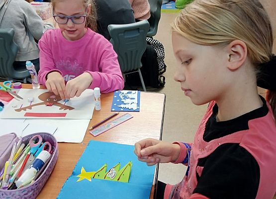 Amelia i Basia wykonują kartki