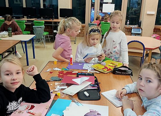 dzieci robią kartki świąteczne