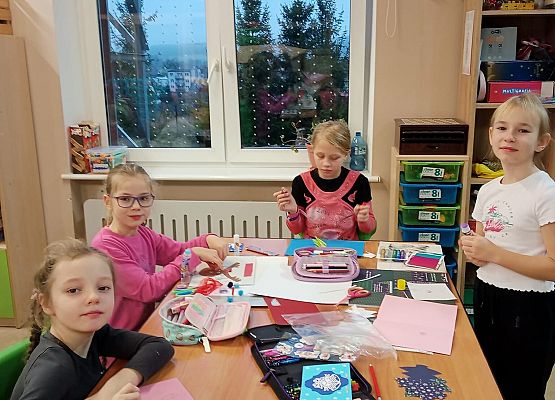 dziewczynki wykonują kartki