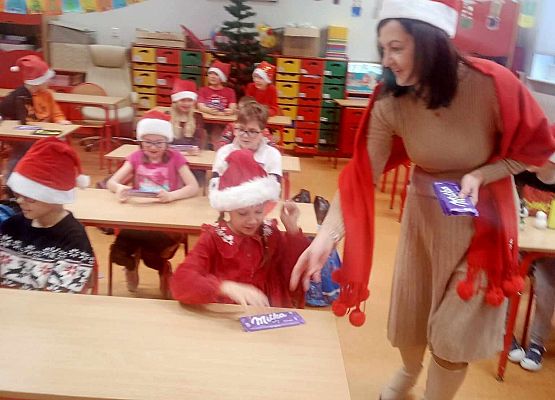 Pani Dyrektor rozdaje czekolady w 2b