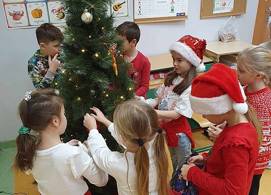 dzieci ubierają choinkę