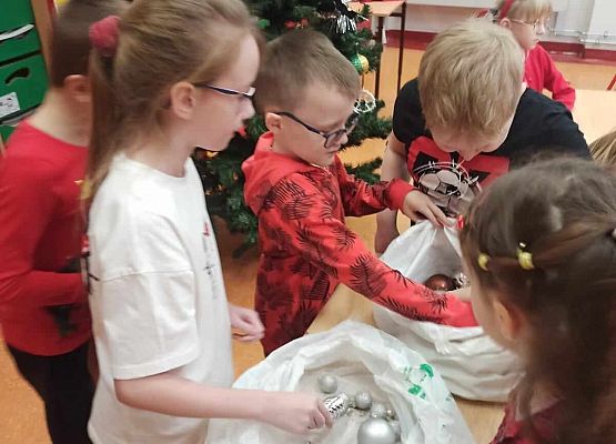 klasa 2a ubiera choinkę