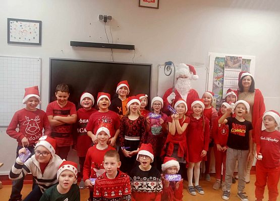 klasa 2b z Mikołajem i Pani Dyrektor