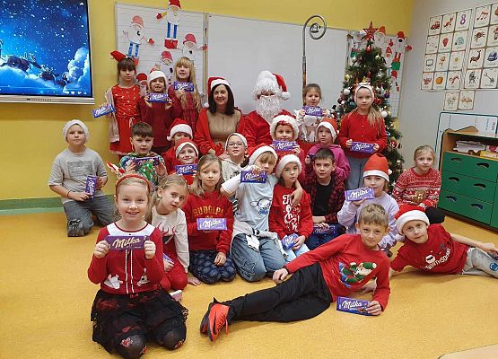 klasa 2c z Mikołajem i Pani Dyrektor