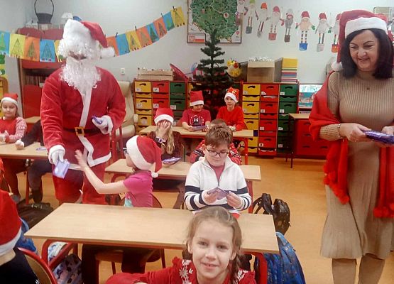 pani Dyrektor rozdaje czekolady