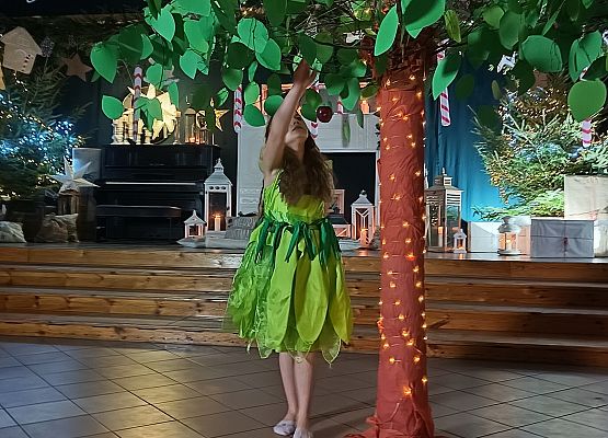 dziewczynka zrywa jabłko