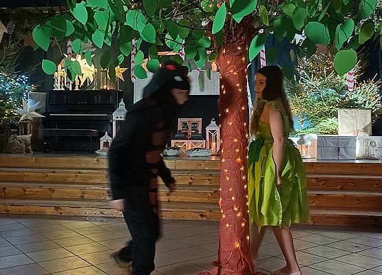 dziewczynka zrywa jabłko