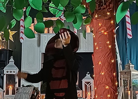 wąż namawia do zerwania jabłka