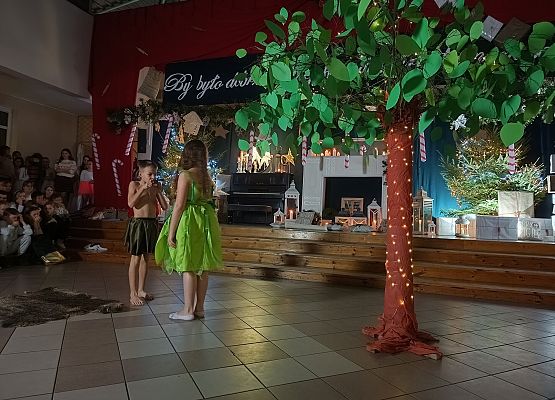 Adam i Ewa jedzą jabłko