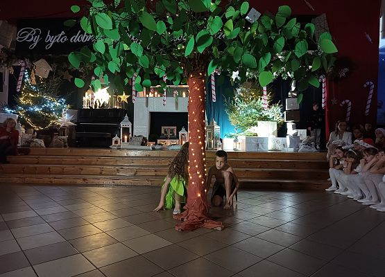 Adam i Ewa kucają pod drzewem