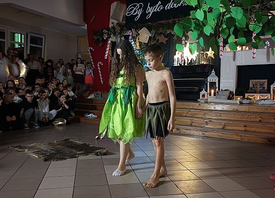 Adam i Ewa trzymają się za ręce