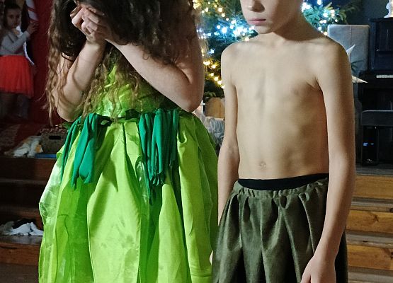 Adam i Ewa trzymają się za ręce