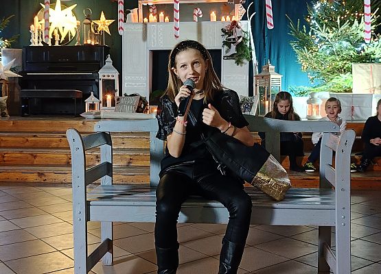 dziewczynka siedzi na ławce