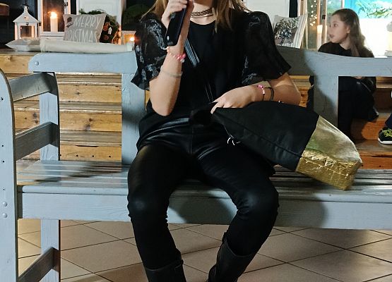 dziewczynka siedzi na ławce