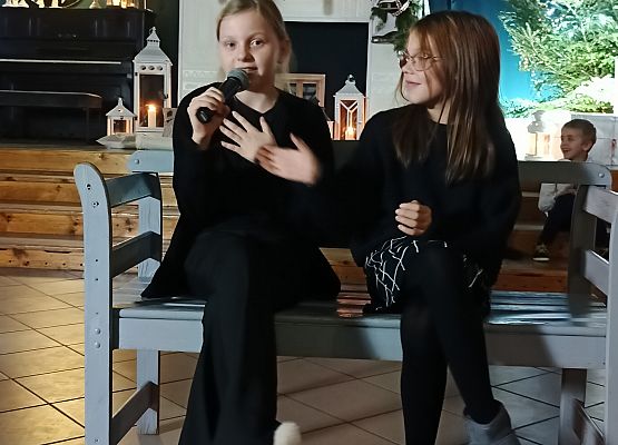 dziewczynki siedzą na ławce i rozmawiają