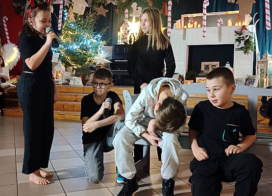 chłopiec siedzi ze spuszczoną głową i mówi do niego diabełek i dzieci