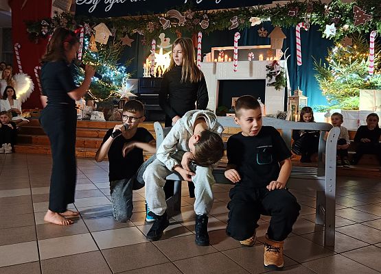 chłopiec siedzi ze spuszczoną głową i mówi do niego diabełek i dzieci