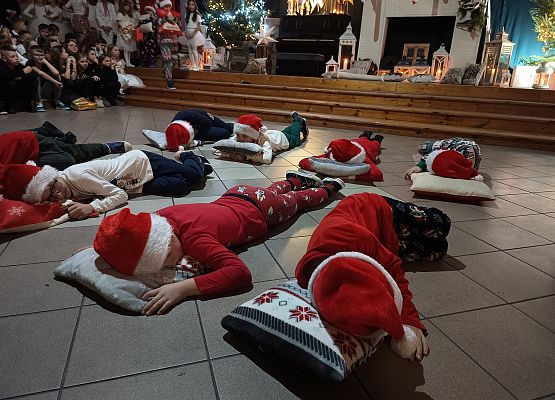dzieci w pidżamach leżą na poduszkach