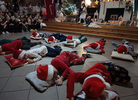 dzieci w pidżamach leżą na poduszkach